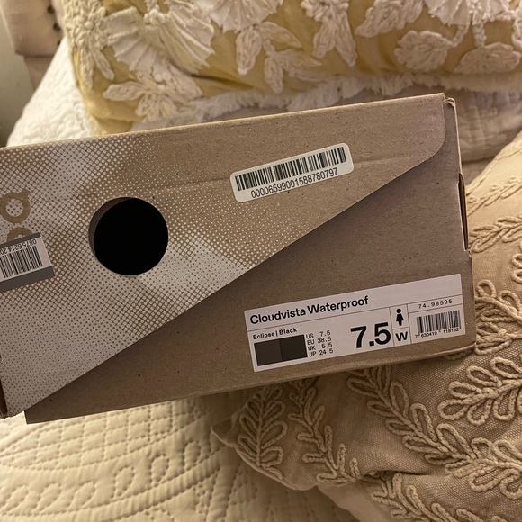 On Running Cloudvista Waterproof women’s athletic shoes size 7.5w - Picture 3 of 5